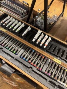 Maling og kunstmateriell