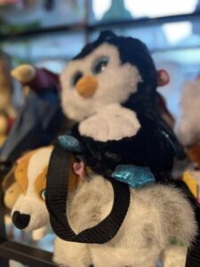 Donerte kosedyr og leker klare for nye eiere