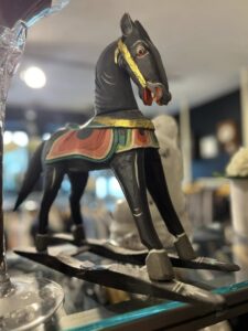 Dekorativ trefigur blant unike gjenbruksfunn i butikken