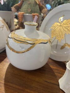 Te- og serveringsutstyr i porselen blant butikkens gjenbruksvarer