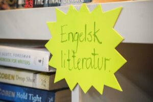 Utvalg av engelske bøker tilgjengelig for salg i Second Chance–butikken