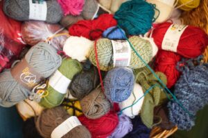 Fargerike garnnøster for strikking og hekling i bruktbutikken