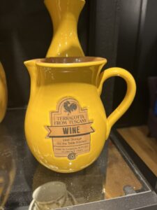 Gul keramikkmugge blant utvalgte kjøkken- og interiørvarer