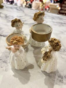 Dekorative figurer og små interiørartikler på utstilling