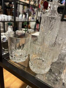Utvalg av glass og krystallglass utstilt i bruktbutikken 2 Save Me Second Chance