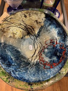 Dekorativ kunstskål med håndlagde detaljer i gjenbrukshyllen