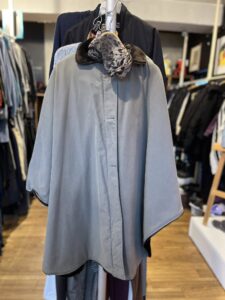 Kåpe og yttertøy blant bruktklærne hos 2 Save Me Second Chance