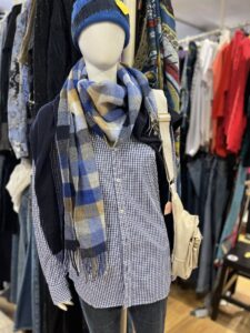 Dameklær på stativ i bruktbutikken, klare for nye eiere