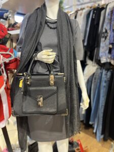 Utvalg av vesker og accessories i bruktbutikken