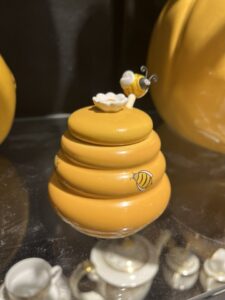 Gul keramikkbeholder i retrostil blant gjenbruksvarer