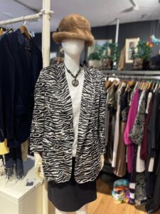 Damejakke og klær i ulike stiler tilgjengelig i butikken