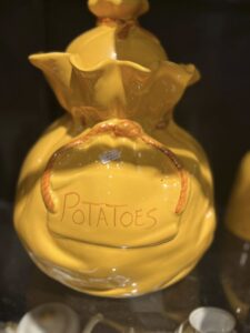 Dekorativ keramikkbolle i gult funnet i bruktbutikken