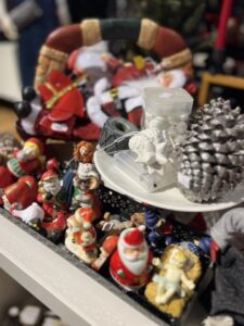 Utvalg av dekorative sesongartikler og pyntegjenstander i bruktbutikken