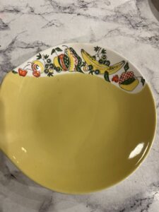 Gult fat med dekorative detaljer, en del av butikkens serviseutvalg