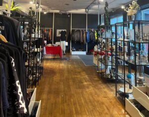 Interiør fra bruktbutikken 2 Save Me Second Chance med hyller, klær og gjenbruksskatter