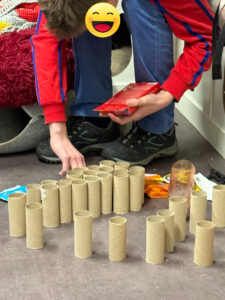 Papphylser ligger samlet på gulvet