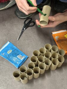 Saks og papp brukes under kreativ aktivitet