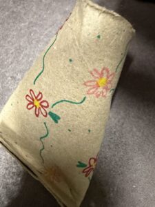 Ferdig kreativt objekt laget av papp og gjenbruksmaterialer